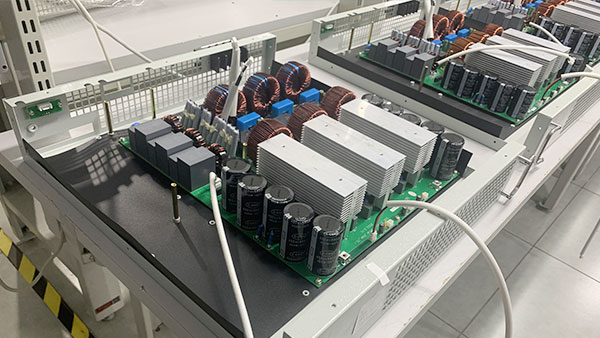 Wat is het werkingsprincipe van een statische reactieve stroomgenerator?